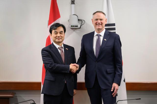 안규백 국방부 장관이 25일현지시간 오후 데이비드 맥귄티 캐나다 국방장관을 만나 악수를 나누고 있다 사진국방부
