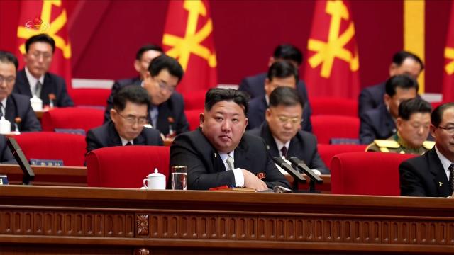 북한은 지난 22일 노동당 제9차 대회 4일 회의에서 당 규약 개정과 제9기 당중앙지도기관 선거를 진행하고 김정은 국무위원장을 당 총비서로 추대하는 결정을 만장일치로 채택했다고 조선중앙TV가 23일 보도했다 사진연합뉴스