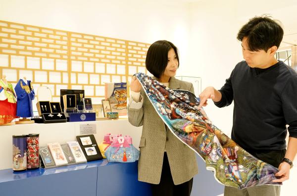 롯데면세점이 한국을 방문한 외국인 관광객들에게 우리 고유 문화를 담은 상품을 소개하기 위해 ‘K-MUSEUM  GIFT’ 매장을 오픈했다 사진롯데면세점