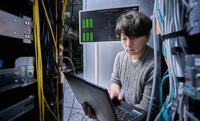 SKT는 국내외 기업과 함께 AI와 통신 인프라를 결합한 차세대 기지국 AI-RAN을 개발하고 이를 실증망에서 시연하는 데 성공했다고 26일 밝혔다 사진은 AI-RAN 실증 장비를 점검하고 있는 SKT 구성원들의 모습 사진SK텔레콤