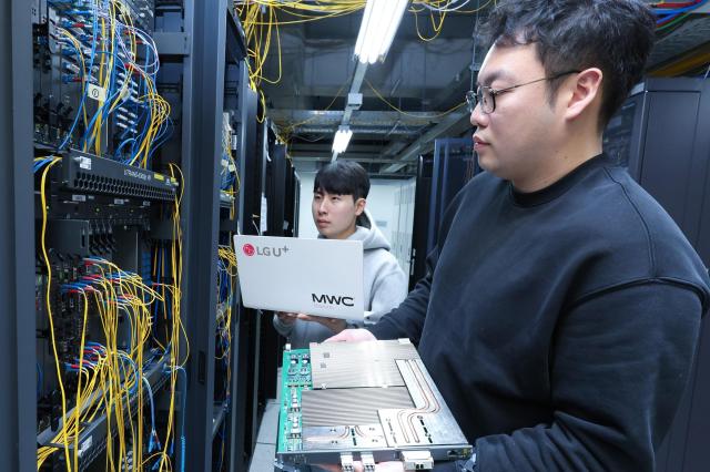 LG유플러스가 MWC26에서 AI 확산과 함께 고도화되는 사이버 위협에 대응하기 위한 차세대 보안 기술을 공개한다 사진은 LG유플러스 임직원들이 양자내성암호PQC 광전송장비를 소개하고 있는 모습 사진LG유플러스