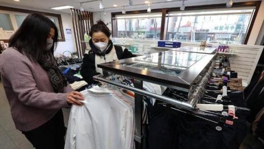 등골 휘는 비싼 교복값 잡는다…정장형 대신 생활복·체육복 전환 추진