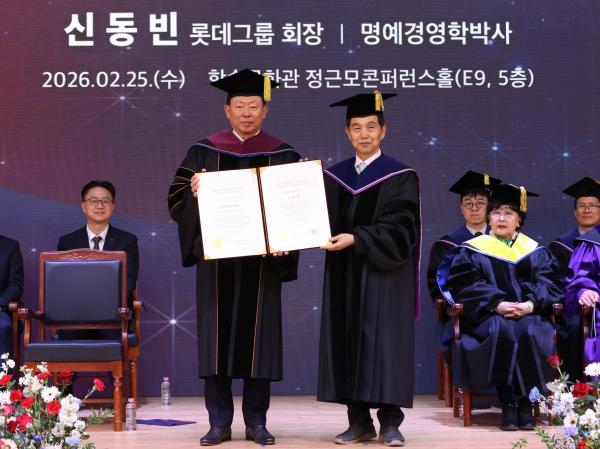 신동빈 롯데 회장왼쪽이 25일 대전 카이스트KAIST 본원에서 열린 2026년도 명예박사 학위수여식에서 명예경영학 박사 학위를 받았다 사진롯데그룹