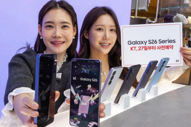 KT 모델들이 갤럭시 S26 사전예약을 홍보하고 있다 사진KT