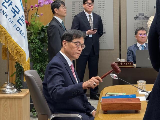 이창용 한국은행 총재가 의사봉을 두드리는 모습 사진장선아 기자