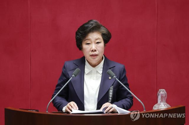 서울연합뉴스 신현우 기자  국민의힘 조배숙 의원이 25일 국회에서 열린 2월 임시국회 본회의에 법왜곡죄를 포함한 형법 일부개정법률안대안에 대해 무제한 토론을 하고 있다 2026225