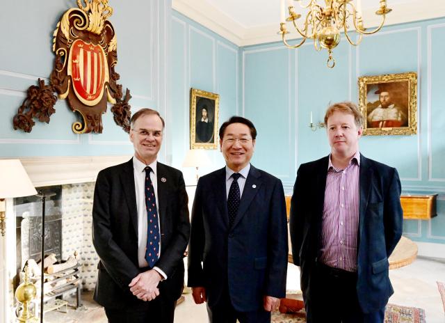 유정복 인천광역시장이 25일현지시간 영국 케임브리지대학교에서 폴 브리스토 케임브리지셔-피터버러 광역시장오른쪽 앤디 파커 케임브리지대 피터하우스 학장왼쪽과 협력방안을 논의한 뒤 기념촬영을 하고 있다 사진인천시