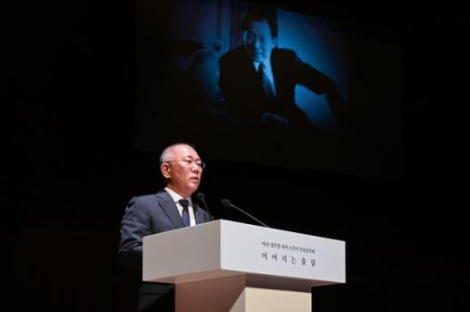 [데일리 자동차 브리프] 정주영 서거 25주기 추모 음악회, 벤츠코리아 딜러사와 직판제 협약 外