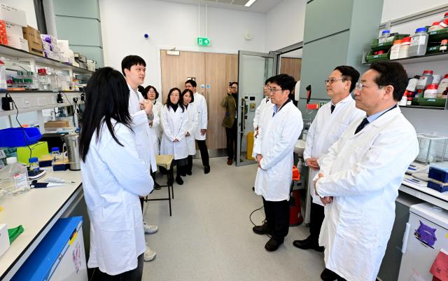 유정복 인천광역시장이 25일현지시간 영국 케임브리지대학교 화학과 연구실을 방문해 연구 시설을 살퍄보고 있다 사진인천시