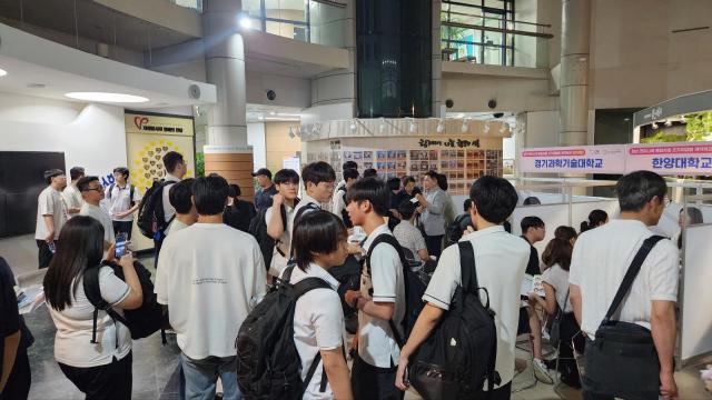 2025년 청년 엔지니어 육성을 위한 ‘조기취업형 계약학과 공동 입학 설명회’에 학생들이 참여하고 있다 사진시흥시