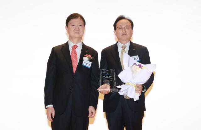 지난 25일 금융감독원에서 열린 2025년 1사1교 금융교육 우수 사례 시상식에서 이찬진 금융감독원장좌측과 이환주 KB국민은행장이 기념촬영을 하고 있다