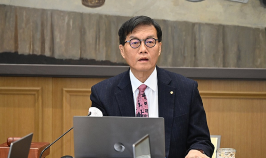 기준금리 2.5% 또 동결…성장률 전망은 2%로 상향