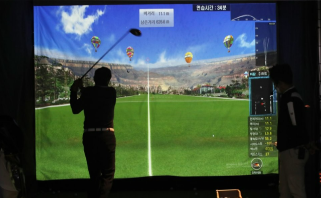 지난 2021년 10월 17일 서울 강남구 SETEC에서 열린 더골프쇼 in 서울강남에서 참관객이 스크린골프 기기를 체험하는 모습 기사 내용과 상관 없음 사진연합뉴스