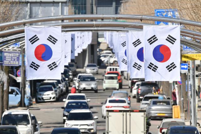 강원 화천군 화천읍 선등거리의 태극기 물결사진화천군