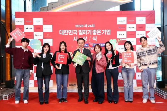 매나테크 코리아 노재홍 대표와 임직원들이 대한민국 일하기 좋은 기업 수상을 기념해 사진 촬영을 진행하고 있다 사진매나테크 코리아