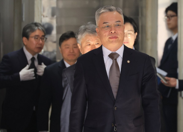 권창영 특별검사가 지난 25일 과천에서 열린 윤석열ㆍ김건희에 의한 내란ㆍ외환 및 국정농단 행위의 진상규명을 위한 특별검사 사무실 현판식에 특검보들과 참석하고 있다 사진연합뉴스