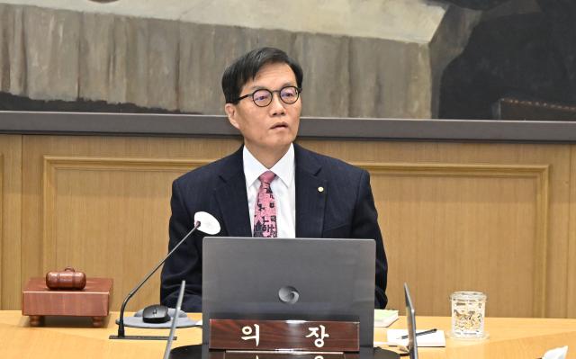 이창용 한국은행 총재가 26일 서울 중구 한국은행 본관에서 열린 금융통화위원회 본회의를 주재하고 있다 사진공동취재단