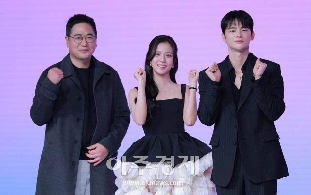 김정식 감독왼쪽부터과 배우 지수 서인국이 26일 오전 서울 종로구 JW메리어트 동대문스퀘어서울에서 열린 넷플릭스 새 시리즈 월간남친 제작발표회에 참석해 포즈를 취하고 있다 20260226사진유대길 기자 dbeorlf123ajunewscom