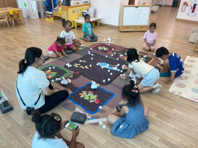 신방초병설유치원 원아들이 교육활동에 참여하고 있다2025학년도 디지털 기반 시범유치원사진충남교육청