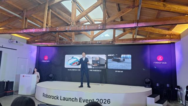 댄 챔 로보락 아시아태평양 마케팅 총괄이 26일 서울 성동구 코사이어티에서 열린 2026 로보락 신제품 론칭 쇼에서 발표하고 있다 사진조성준 기자