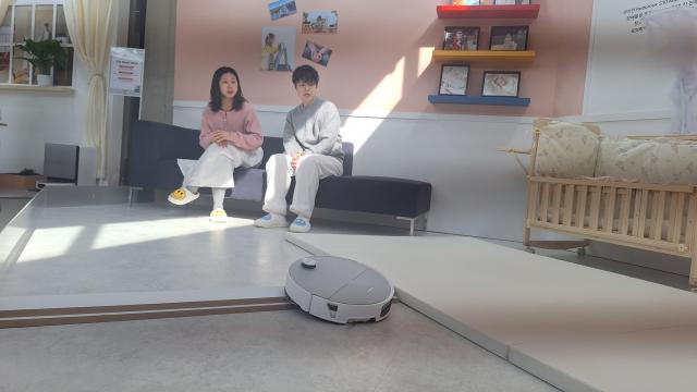 26일 열린 로보락 2026 신제품 론칭쇼에서 모델들이 일상 생활 속 로보락 청소기의 작동 상황을 연출했다 S10 맥스V 울트라 턱을 가볍게 넘고 있는 모습 사진조성준 기자