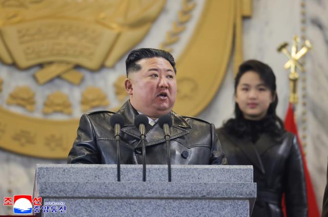 북한 노동당 제9차대회기념 열병식이 지난 25일 밤 평양 김일성광장에서 열렸다고 조선중앙통신이 26일 보도했다 사진연합뉴스