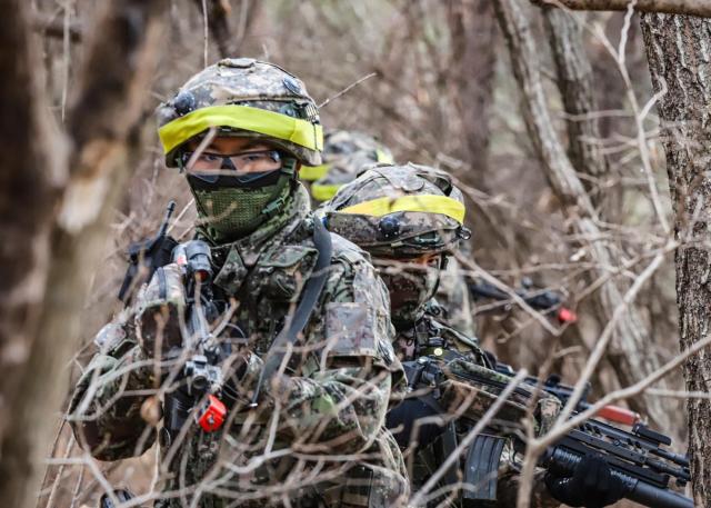 육군 제15보병사단 장병들이 혹한기 훈련에서 마일즈 장비를 착용하고 중대 쌍방 훈련을 실시하고 있다사진제15보병사단