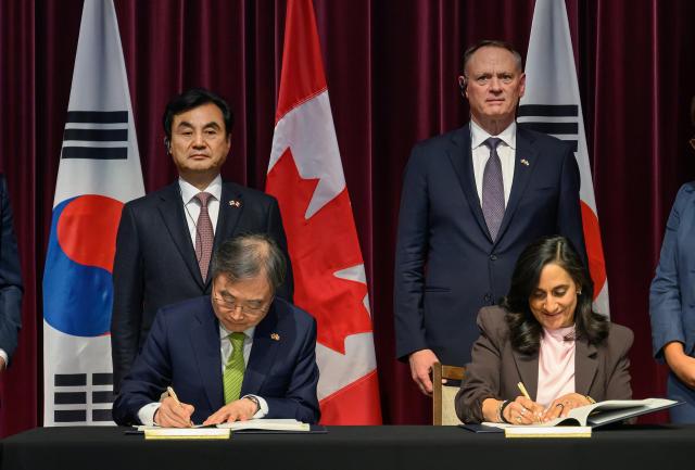 25일현지시간 캐나다 오타와에서 열린 제2차 한-캐나다 외교·국방2+2 장관회의를 마친 뒤 조현 외교부 장관왼쪽과 아니타 아난드 캐나다 외교부 장관이 한-캐나다 군사·국방 비밀정보 보호협정에 서명하고 있다 사진국방부 제공·연합뉴스