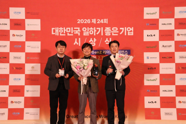 25일 서울 여의도동 콘래드 힐튼 그랜드볼륨에서 열린 대한민국 일하기 좋은 100대 기업’ 시상식에서 HLB제약 이용우 이사왼쪽부터 박재형 대표이사 김만규 부사장이 수상 후 기념촬영을 하고 있다 사진HLB제약