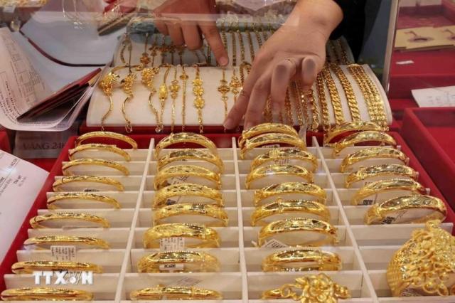 한 매장에서 진열·판매 중인 금 장신구 사진베트남 통신사