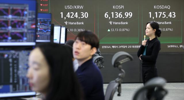 코스피가 상승세를 이어가며 6140대를 나타낸 26일 서울 중구 하나은행 본점에서 직원들이 증시와 환율을 모니터하고 있다 
    코스피는 전장보다 3717포인트061 오른 612103 코스닥은 1001포인트086 상승한 117526으로 출발했다 원달러 환율 31원 내린 14263원이다 