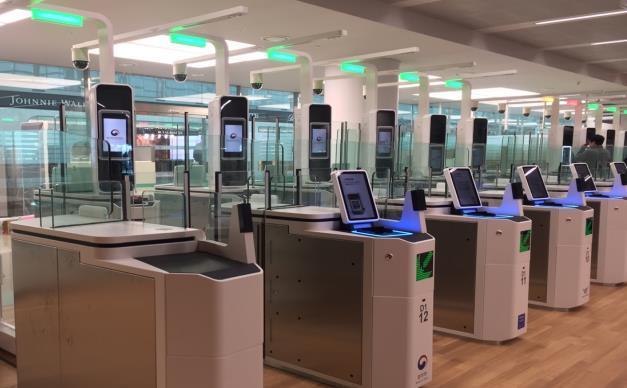 인천공항 2터미널에 설치된 자동출입국 심사대 사진연합뉴스