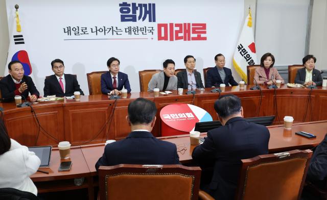 장동혁 국민의힘 대표가 26일 국회에서 중진 의원들과 면담하고 있다 사진연합뉴스