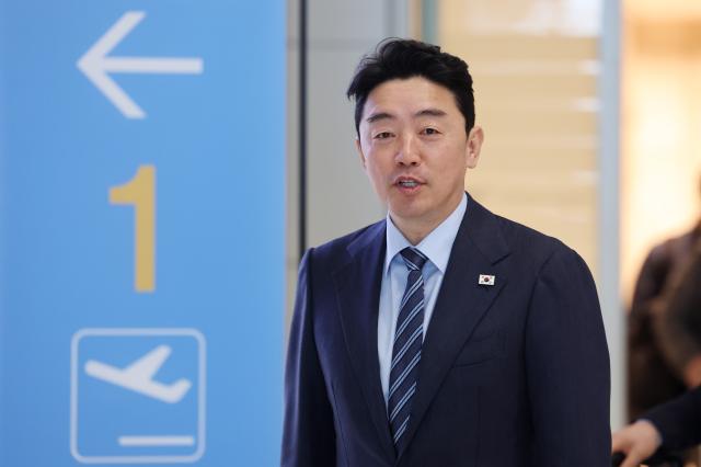 강훈식 대통령 비서실장이 전략경제협력 대통령 특사 자격으로 아랍에미리트UAE 방문을 위해 24일 인천국제공항을 통해 출국하고 있다사진연합뉴스