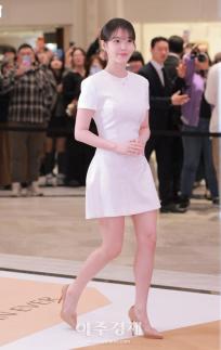 [포토] 아이유 등장에 신세계백화점이 들썩