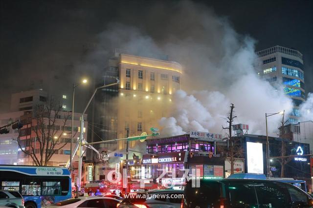 [포토] 서울 북창동 먹자골목 건물서 화재…소방 진압 중