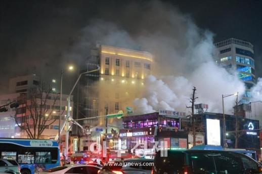 [포토] 서울 북창동 먹자골목 건물서 화재…소방 진압 중