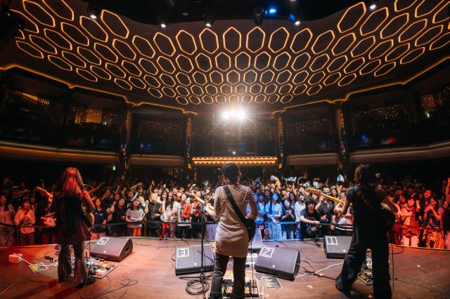 아시안 팝 페스티벌 2025에서 공연을 펼치는 하쿠 사진파라다이스문화재단