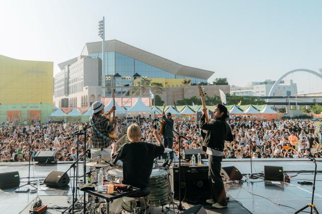 아시안 팝 페스티벌 2025에서 공연을 펼치는 요기 뉴 웨이브스 [사진=파라다이스문화재단]