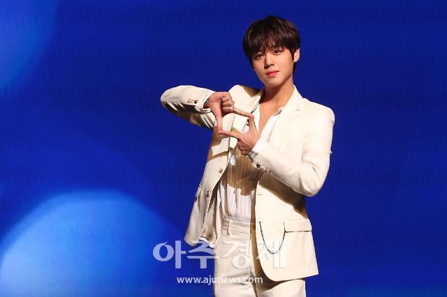 박지훈의 시그니처 포즈인 내 마음 속에 저장 사진아주경제 DB