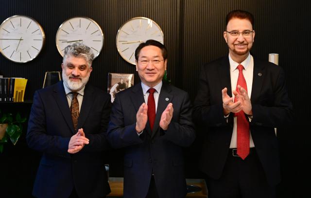 유정복 인천광역시장이 26일현지시간 영국 맨체스터 시티랩 맨체스터CityLabs Manchester에서 아프잘 칸 맨체스터 하원의원과 협력방안을 논의하고 있다왼쪽부터 파리드 칸 박사 유정복 인천시장 아프잘 칸 맨체스터 하원의원 사진인천시