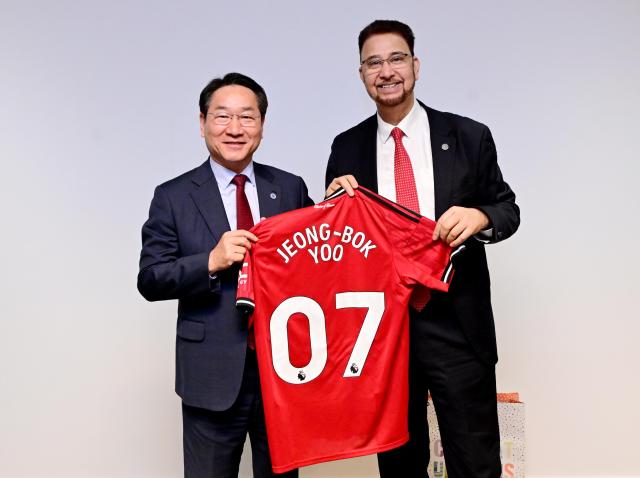 유정복 인천광역시장이 26일현지시간 영국 맨체스터 시티랩 맨체스터CityLabs Manchester에서 아프잘 칸 맨체스터 하원의원과 협력방안을 논의하고 기념촬영을 하고 있다 사진인천시