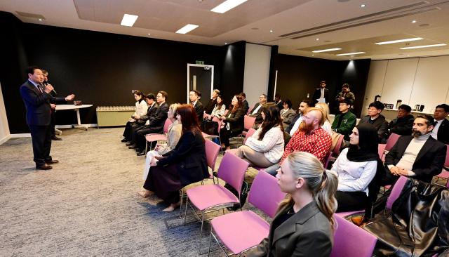 유정복 인천광역시장이 26일현지시간 영국 맨체스터 시티랩 맨체스터CityLabs Manchester에서 현지 바이오 기업 관계자들과 바이오-인공지능 협력방안을 논의하고 있다 사진인천시