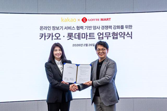 좌 카카오 정신아 대표이사 우 롯데마트슈퍼 차우철 대표 사진카카오