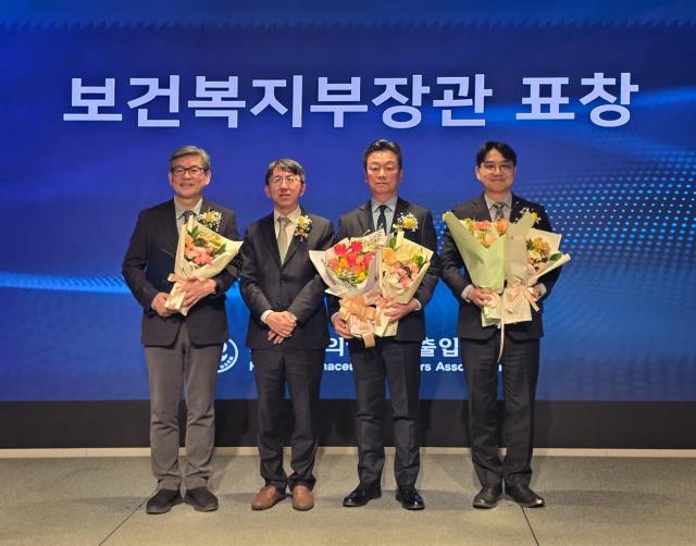 왼쪽에서 세 번째유준하 동화약품 대표가 한국의약품수출입협회 보건복지부장관  표창을 수상했다사진동화약품