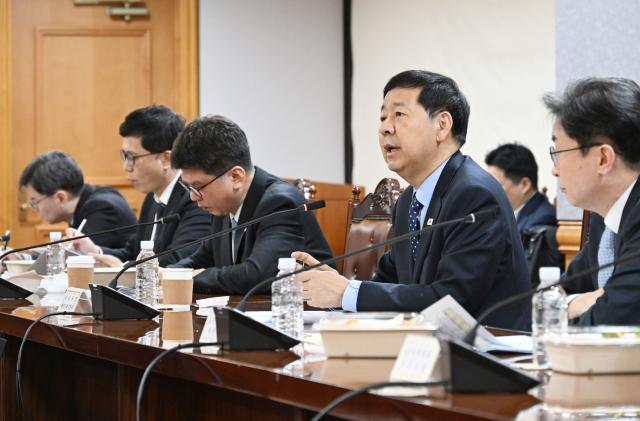 구윤철 부총리 겸 재정경제부 장관이 27일 서울 중구 은행연합회에서 열린 시장상황점검회의를 주재하고 있다사진재정경제부