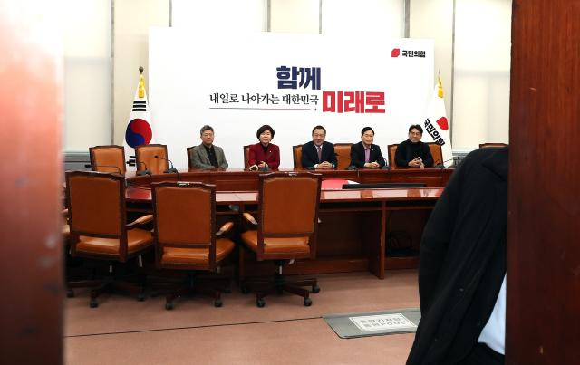 장동혁 대표 기다리는 재선 의원들
    서울연합뉴스 배재만 기자  국민의힘 박정하왼쪽부터 조은희 엄태영 김승수 이성권 의원이 26일 국회에서 당내 현안 관련 장동혁 대표와 재선의원들과의 비공개 회동을 위해 대기하고 있다 2026226