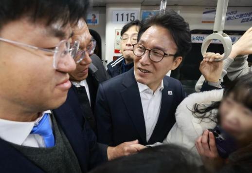 金 총리, 김포골드라인 탑승 점검…혼잡도 문제 해결책 찾을 것