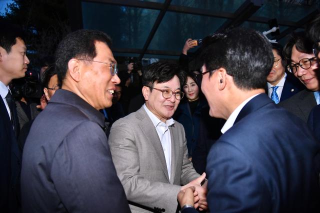 김병수 김포시장이 27일 김포골드라인 사우역을 방문한 김민석 국무총리와 만났다 사진김포시