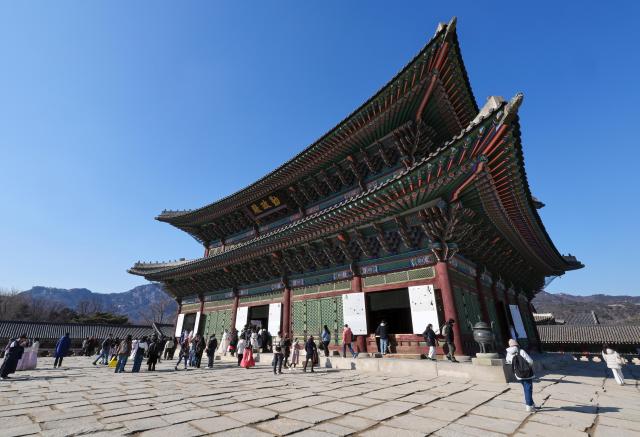 Tourists walk around Geunjeongjeon Hall at Gyeongbokgung Palace in Jongno District Seoul on Feb 9 2026 AJP Yoo Na-hyun